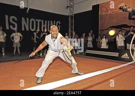 EXKLUSIV. Die neuseeländische Rugby-Legende Jonah Lomu spielt am 27. Mai 2005 bei den International French Open 2005 im Roland Garros Stadion in Paris, Frankreich, Tennis zum Spaß. Foto von Stephane Kempinaire/Cameleon/ABACA Stockfoto