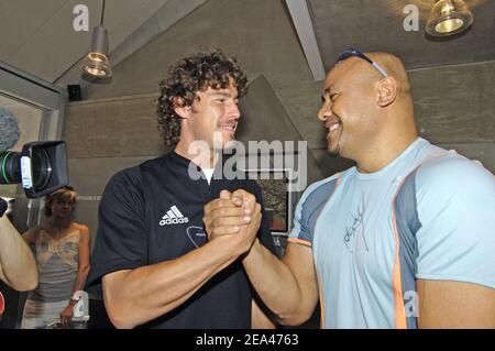 EXKLUSIV. Die neuseeländische Rugby-Legende "All Blacks" Jonah Lomu (R) trifft sich mit dem russischen Tennisspieler Marat Safin während der 2005 International French Open am 27. Mai 2005 im Roland Garros Stadion in Paris. Foto von Stephane Kempinaire/Cameleon/ABACA Stockfoto