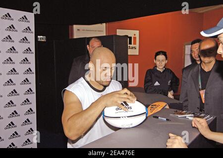 EXKLUSIV. Jonah Lomu, die neuseeländische Rugby-Legende der All Blacks, gab seinen Fans Autogramme während der 2005 International French Open im Roland Garros Stadion in Paris, Frankreich, am 27. Mai 2005. Foto von Stephane Kempinaire/Cameleon/ABACA Stockfoto