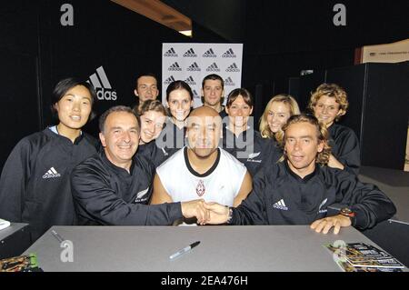 EXKLUSIV. Die neuseeländische Rugby-Legende "All Blacks" Jonah Lomu posiert mit den Tennisschiedsrichtern während der 2005 International French Open im Roland Garros Stadion in Paris, Frankreich, am 27. Mai 2005. Foto von Stephane Kempinaire/Cameleon/ABACA Stockfoto