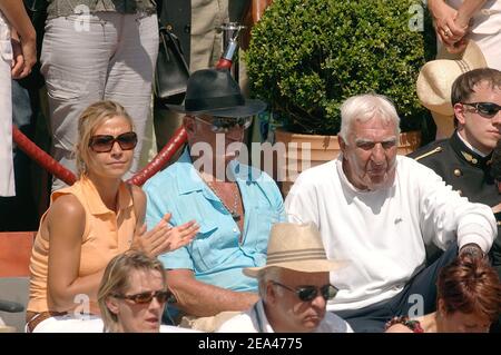 Die französischen Schauspieler Charles Gerard, Jean-Paul Belmondo und seine Frau Natty beobachten das Spiel zwischen dem französischen Spieler Richard Gasquet und dem Spanier Rafael Nadal in der dritten Runde der French Open im Roland Garros Stadion in Paris, Frankreich, am 27. Mai 2005. Foto von Gorassini-Zabulon/ABACA. Stockfoto