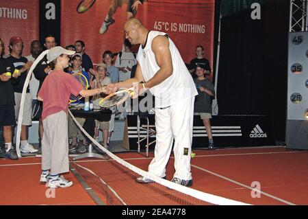 EXKLUSIV. Die neuseeländische Rugby-Legende Jonah Lomu spielt am 27. Mai 2005 bei den International French Open 2005 im Roland Garros Stadion in Paris, Frankreich, Tennis zum Spaß. Foto von Stephane Kempinaire/Cameleon/ABACA Stockfoto