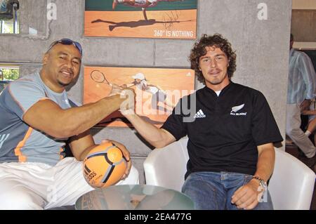 EXKLUSIV. Die neuseeländische Rugby-Legende "All Blacks" Jonah Lomu (L) trifft sich mit dem russischen Tennisspieler Marat Safin während der 2005 International French Open am 27. Mai 2005 im Roland Garros Stadion in Paris. Foto von Stephane Kempinaire/Cameleon/ABACA Stockfoto