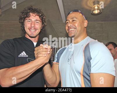 EXKLUSIV. Die neuseeländische Rugby-Legende "All Blacks" Jonah Lomu (R) trifft sich mit dem russischen Tennisspieler Marat Safin während der 2005 International French Open am 27. Mai 2005 im Roland Garros Stadion in Paris. Foto von Stephane Kempinaire/Cameleon/ABACA Stockfoto