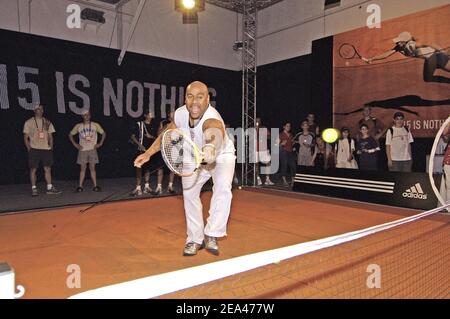 EXKLUSIV. Die neuseeländische Rugby-Legende Jonah Lomu spielt am 27. Mai 2005 bei den International French Open 2005 im Roland Garros Stadion in Paris, Frankreich, Tennis zum Spaß. Foto von Stephane Kempinaire/Cameleon/ABACA Stockfoto