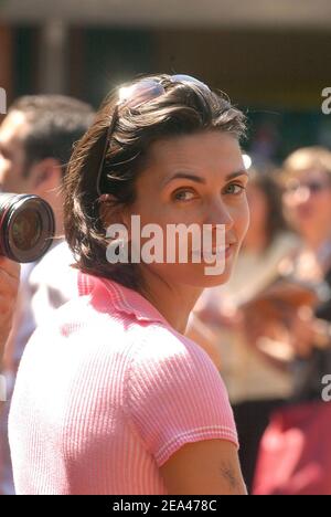 Die französische Schauspielerin Adeline Blondieau posiert im Roland Garros 'VIP Village' während der French Tennis Open 2005 bei Roland-Garros in Paris, Frankreich am 27. Mai 2005. Foto von Gorassini-Zabulon/ABACA. Stockfoto