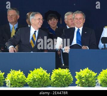 Präsident George W. Bush und Sekretär der Marine Gordon England teilen einen humorvollen Moment während der U.S. Naval Academy Klasse von 2005 Graduation and Commissioning Ceremony. Neunhundertsechsundsiebzig Midshipmen graduierten von der US Naval Academy und wurden beauftragte Offiziere im US-Militär. Präsident George W. Bush hielt die Eröffnungsrede und begrüßte jeden Absolventen persönlich während der Zeremonie in Annapolis, MD am 27. Mai 2005. Foto von Damon J. Moritz/USN via ABACA. Stockfoto