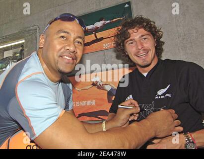 EXKLUSIV. Die neuseeländische Rugby-Legende "All Blacks" Jonah Lomu (L) trifft sich mit dem russischen Tennisspieler Marat Safin während der 2005 International French Open am 27. Mai 2005 im Roland Garros Stadion in Paris. Foto von Stephane Kempinaire/Cameleon/ABACA Stockfoto