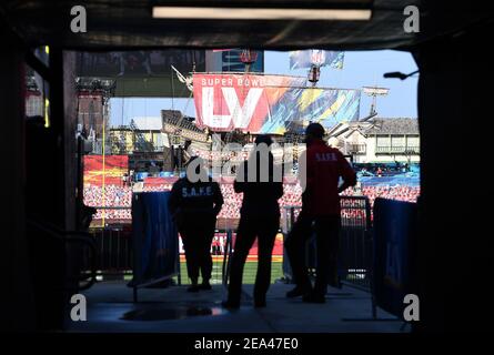 Tampa, Usa. Februar 2021, 07th. Die Teilnehmer sehen das Feld vor dem Start des Super Bowl LV im Raymond James Stadium in Tampa, Florida am Sonntag, 7. Februar 2021. Foto von Kevin Dietsch/UPI. Kredit: UPI/Alamy Live Nachrichten Stockfoto