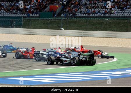 Der australische Formel-1-Pilot Mark Webber von BMW-Williams, der Deutsche Ralf Schumacher von Toyota und sein Bruder Michael Schumacher von Ferrari (vorne L-R) sowie viele andere Autos sind nach dem Start des Grand Prix von Europa bei der Germa an dem Unfall beteiligt Stockfoto