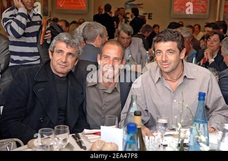 (l bis r) der französische Schauspieler Michel Boujenah, der ehemalige Tennisspieler Guy Forget und Sänger Patrick Bruel im Roland Garros 'VIP Village' während der French Tennis Open 2005 bei Roland Garros in Paris, Frankreich am 30. Mai 2005. Foto von Gorassini-Zabulon/ABACA. Stockfoto