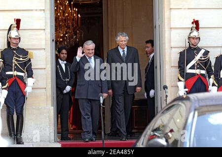 Der neue französische Premierminister Dominique de Villepin (r) und sein Vorgänger Jean-Pierre Raffarin auf den Stufen des Premierenbüros im Hotel Matignon während einer Übergabe-Zeremonie in Paris am 31. Mai 2005. Foto von Abd Rabbo-Klein/ABACA. Stockfoto