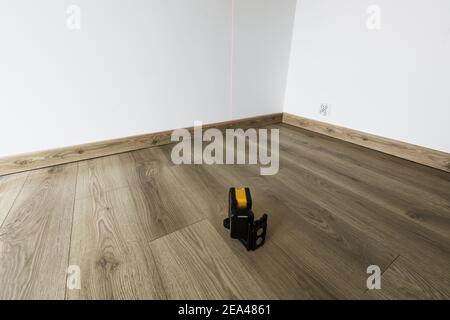 Elektronischer Laser zeigt Pegel und Senklot an der Wand an Stockfoto