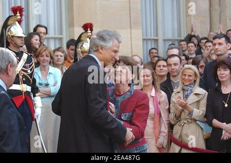 Die Ehefrau von Jean-Pierre Raffarin, der scheidenden Premierministerin Anne-Marie, umarmt die neu ernannte Premierministerin Dominique de Villepin während der Übergabezeremonie auf den Stufen des Büros des Premierministers im Hotel Matignon in Paris, Frankreich, am Dienstag, den 31. Mai 2005. Der französische Präsident Jacques Chirac ersetzte Raffarin durch den ehemaligen Innenminister, zwei Tage nachdem die französischen Wähler der Regierung einen strafenden Schlag versetzt hatten, indem sie die neue Verfassung der Europäischen Union ablehnten. Foto von Abd Rabbo-Klein/ABACA. Stockfoto