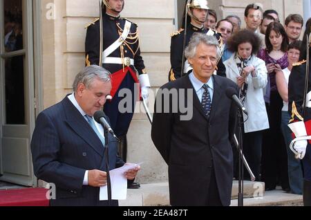 Der scheidende Premierminister Jean-Pierre Raffarin (L) hält seine Rede, während sein Nachfolger Dominique de Villepin am Dienstag, den 31. Mai 2005, auf den Stufen des Büros des Premierministers im Hotel Matignon in Paris, Frankreich, zuhört. Der französische Präsident Jacques Chirac ersetzte Raffarin durch den ehemaligen Innenminister, zwei Tage nachdem die französischen Wähler der Regierung einen strafenden Schlag versetzt hatten, indem sie die neue Verfassung der Europäischen Union ablehnten. Foto von Abd Rabbo-Klein/ABACA. Stockfoto