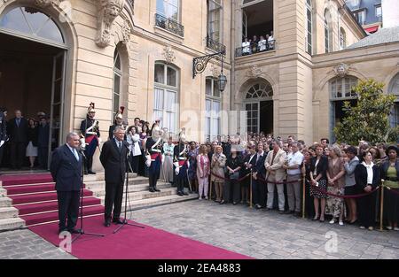 Der scheidende Premierminister Jean-Pierre Raffarin (L) und sein neu ernannter Nachfolger, Dominique de Villepin, verlassen das Büro des Premierministers während der Übergabezeremonie auf den Stufen des Büros des Premierministers im Hotel Matignon in Paris, Frankreich, am Dienstag, den 31. Mai 2005. Der französische Präsident Jacques Chirac ersetzte Raffarin durch den ehemaligen Innenminister, zwei Tage nachdem die französischen Wähler der Regierung einen strafenden Schlag versetzt hatten, indem sie die neue Verfassung der Europäischen Union ablehnten. Foto von Abd Rabbo-Klein/ABACA. Stockfoto