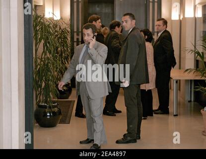 Der Parteipräsident der UMP (Union pour un Mouvement Populaire), Nicolas Sarkozy, war am 1. Juni 2005 in Paris am Hauptsitz der UMP. Sarkozy wurde vom präsienten Chirac gebeten, nach der Niederlage der Verfassung der Europäischen Union in einem Referendum vor zwei Tagen wieder als Innenminister in das künftige Kabinett einzutreten. Foto von Mousse/ABACA. Stockfoto