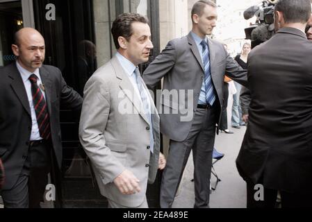 Der Parteipräsident der UMP (Union pour un Mouvement Populaire) Nicolas Sarkozy verließ am 1. Juni 2005 das Hauptquartier der UMP in Paris. Sarkozy wurde vom präsienten Chirac gebeten, nach der Niederlage der Verfassung der Europäischen Union in einem Referendum vor zwei Tagen wieder als Innenminister in das künftige Kabinett einzutreten. Foto von Mousse/ABACA. Stockfoto