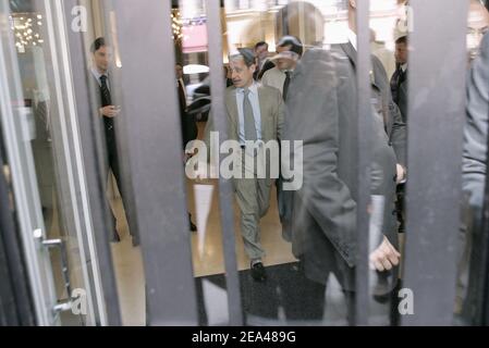 Der Parteipräsident der UMP (Union pour un Mouvement Populaire) Nicolas Sarkozy verließ am 1. Juni 2005 das Hauptquartier der UMP in Paris. Sarkozy wurde vom präsienten Chirac gebeten, nach der Niederlage der Verfassung der Europäischen Union in einem Referendum vor zwei Tagen wieder als Innenminister in das künftige Kabinett einzutreten. Foto von Mousse/ABACA. Stockfoto