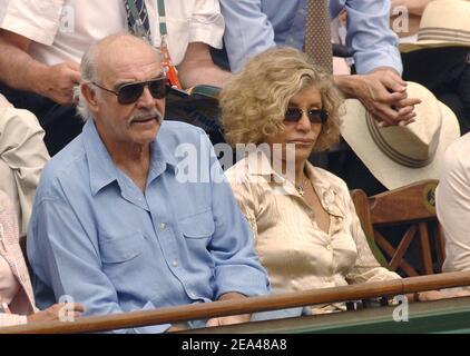 Der schottische Schauspieler Sean Connery und seine Frau Micheline am 1. Juni 2005 in der Tribüne der French Tennis Open bei Roland Garros in Paris, Frankreich. Foto von Gorassini-Zabulon/ABACA Stockfoto