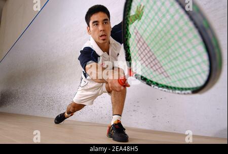 Der französische Weltmeister im Squash Thierry Lincou während einer Fotosession in Vincennes, bei Paris, Frankreich, am 1. Juni 2005. Foto von Stephane Kempinaire/CAMELEON/ABACA. Stockfoto