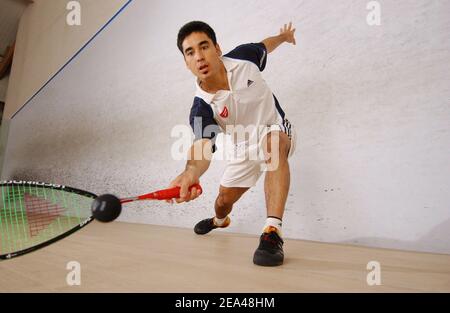 Der französische Weltmeister im Squash Thierry Lincou während einer Fotosession in Vincennes, bei Paris, Frankreich, am 1. Juni 2005. Foto von Stephane Kempinaire/CAMELEON/ABACA. Stockfoto