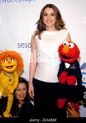 Ihre Majestät Königin Rania Al-Abdullah von Jordanien kommt bei der dritten jährlichen Benefizgala von Sesame Workshop an, die am 1. Juni 2005 in der Cipriani 42nd Street in New York, NY, stattfand. Foto von Slaven Vlasic/ABACA Stockfoto