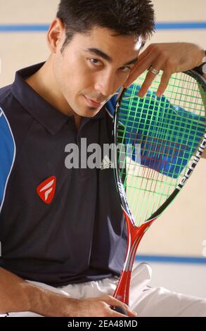 Der französische Weltmeister im Squash Thierry Lincou während einer Fotosession in Vincennes, bei Paris, Frankreich, am 1. Juni 2005. Foto von Stephane Kempinaire/CAMELEON/ABACA. Stockfoto