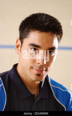 Der französische Weltmeister im Squash Thierry Lincou während einer Fotosession in Vincennes, bei Paris, Frankreich, am 1. Juni 2005. Foto von Stephane Kempinaire/CAMELEON/ABACA. Stockfoto