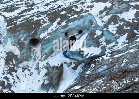 Blick über den Eingang zu den markanten Tunneln, die die bilden Grotte de Glace am Fuße des Mer de Glace Gletscher in Montenvers Chamonix Frankreich Stockfoto