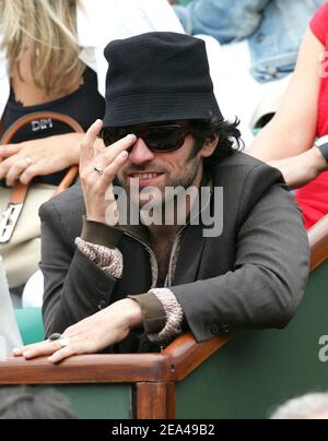 Der französische Schauspieler Romain Duris nimmt am 03. Juni 2005 am Halbfinale der French Open im Roland Garros-Stadion in Paris, Frankreich, am Spiel zwischen dem Argentinier Mariano Puerta und dem Russen Nikolay Davydenko Teil. Foto von Gorassini-Zabulon/ABACA. Stockfoto