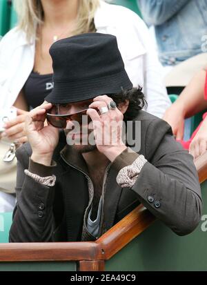 Der französische Schauspieler Romain Duris nimmt am 03. Juni 2005 am Halbfinale der French Open im Roland Garros-Stadion in Paris, Frankreich, am Spiel zwischen dem Argentinier Mariano Puerta und dem Russen Nikolay Davydenko Teil. Foto von Gorassini-Zabulon/ABACA. Stockfoto