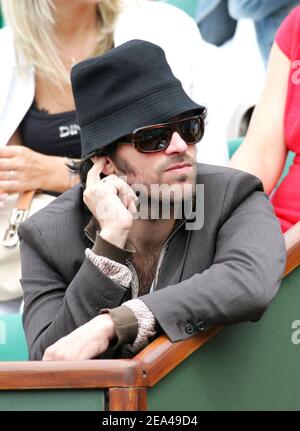 Der französische Schauspieler Romain Duris nimmt am 03. Juni 2005 am Halbfinale der French Open im Roland Garros-Stadion in Paris, Frankreich, am Spiel zwischen dem Argentinier Mariano Puerta und dem Russen Nikolay Davydenko Teil. Foto von Gorassini-Zabulon/ABACA. Stockfoto