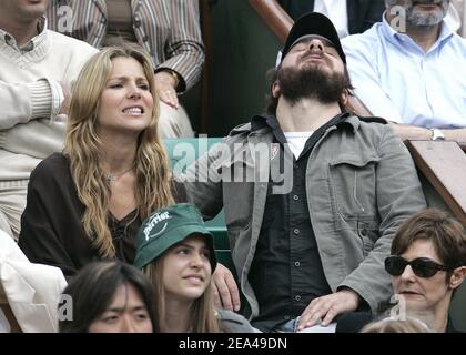 Der französische Schauspieler Michael Youn und seine spanische Freundin Schauspielerin Elsa Pataky besuchen am 04. Juni 2005 das Finale der French Open im Roland Garros Stadion in Paris. Foto von Gorassini-Zabulon/ABACA. Stockfoto