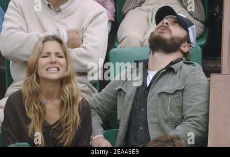 Der französische Schauspieler Michael Youn und seine spanische Freundin Schauspielerin Elsa Pataky besuchen am 04. Juni 2005 das Finale der French Open im Roland Garros Stadion in Paris. Foto von Gorassini-Zabulon/ABACA. Stockfoto