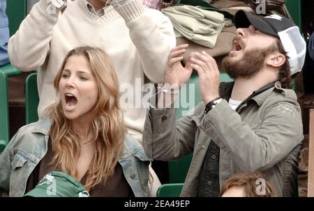 Der französische Schauspieler Michael Youn und seine spanische Freundin Schauspielerin Elsa Pataky besuchen am 04. Juni 2005 das Finale der French Open im Roland Garros Stadion in Paris. Foto von Gorassini-Zabulon/ABACA. Stockfoto