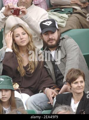 Der französische Schauspieler Michael Youn und seine spanische Freundin Schauspielerin Elsa Pataky besuchen am 04. Juni 2005 das Finale der French Open im Roland Garros Stadion in Paris. Foto von Gorassini-Zabulon/ABACA. Stockfoto