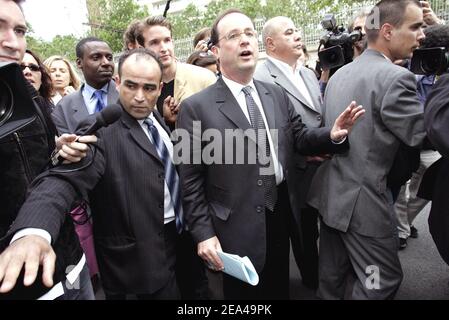 Francois Hollande, erster Sekretär der Sozialistischen Partei Frankreichs, trifft am 4. Juni 2005 im Komitee in Paris ein, wo der stellvertretende Vorsitzende der Sozialistischen Partei Frankreichs, Laurent Fabius, entlassen wurde, nachdem er die Reihen der Partei gebrochen und gegen die EU-Verfassung gekämpft hatte. Foto von Mousse/ABACA. Stockfoto