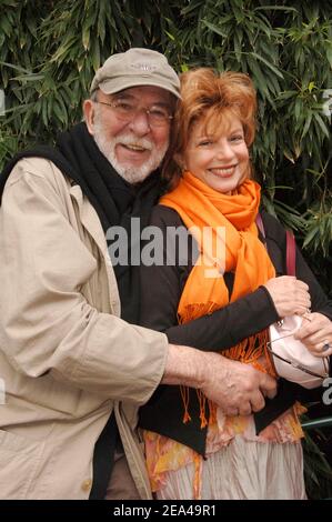 Der französische Schauspieler Jean-Pierre Marielle mit seiner Frau Agathe im Roland Garros 'VIP Village' während der 2005 French Tennis Open im Roland Garros in Paris, Frankreich am 04. Juni 2005. Foto von Gorassini-Zabulon/ABACA. Stockfoto