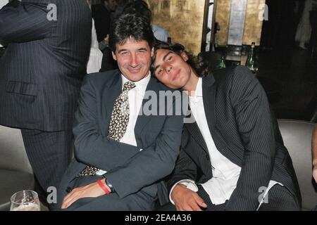 EXKLUSIV. Spanisches Tennis-Ass und 2005 Roland Garros-Sieger Rafael Nadal posiert mit Onkel und Trainer Toni Nadal, während er seinen Sieg im 'Cafe de l'Homme' feiert, einem Restaurant mit Blick auf den Eiffelturm am Trocadero in Paris, Frankreich, am 5. Juni 2005. Foto von Benoit Pinguet/ABACA. Stockfoto