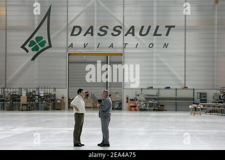 Das Werk von Dassault Aviation, in dem am 4. Juni 2005 der neue europäische Einsitzer Dassault Rafale, ein mehrreihiger Kämpfer mit einer gewissen Stealth-Funktion, der für die Durchführung von Luft-zu-Luft- und Angriffsmissionen bestimmt ist, in Merignac bei Bordeaux im Südwesten Frankreichs zusammengebaut wird. Die französische Luftwaffe und die Marine werden mit 300 dieser High-Range-Kämpfer ausgestattet, die andere Länder interessieren könnten, die Träger haben. Foto von Patrick Bernard/ABACA Stockfoto