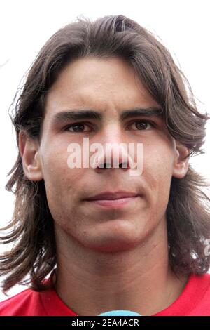 Der spanische Tennisspieler Rafael Nadal hält am 6. Juni 2005, einen Tag nach seinem Sieg gegen den Argentinier Mariano Puerta bei Roland Garros, den Pokal der French Tennis Open 2005, als er für die Presse in der Nähe der Brücke von Bir Hakeim in Paris posiert. Foto von Suu-Dionisio/ABACA. Stockfoto