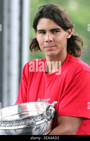 Der spanische Tennisspieler Rafael Nadal hält am 6. Juni 2005, einen Tag nach seinem Sieg gegen den Argentinier Mariano Puerta bei Roland Garros, den Pokal der French Tennis Open 2005, als er für die Presse in der Nähe der Brücke von Bir Hakeim in Paris posiert. Foto von Suu-Dionisio/ABACA. Stockfoto