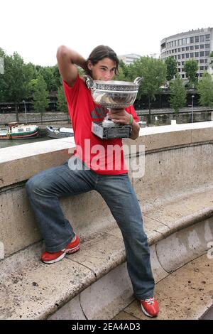 Der spanische Tennisspieler Rafael Nadal beißt am 6. Juni 2005, einen Tag nach seinem Sieg gegen den Argentinier Mariano Puerta bei Roland Garros, den Pokal der French Tennis Open 2005, als er für die Presse in der Nähe der Brücke Bir Hakeim in Paris posiert. Foto von Suu-Dionisio/ABACA. Stockfoto
