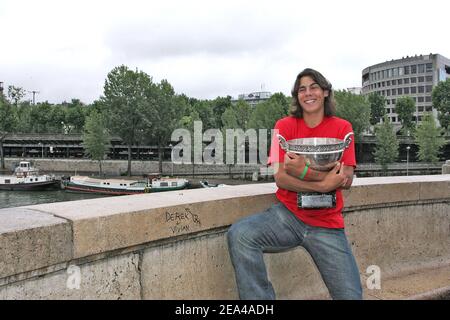 Der spanische Tennisspieler Rafael Nadal hält am 6. Juni 2005, einen Tag nach seinem Sieg gegen den Argentinier Mariano Puerta bei Roland Garros, den Pokal der French Tennis Open 2005, als er für die Presse in der Nähe der Brücke von Bir Hakeim in Paris posiert. Foto von Suu-Dionisio/ABACA. Stockfoto