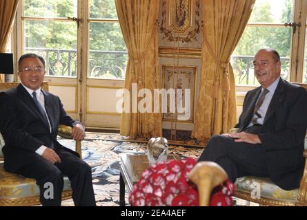 Der französische Präsident Jacques Chirac (R) empfängt am 6. Juni 2005 den stellvertretenden chinesischen Außenminister Dai Bingo zu Gesprächen im Elysée-Palast in Paris. Foto von Giancarlo Gorassini/ABACA Stockfoto