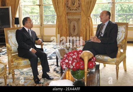 Der französische Präsident Jacques Chirac (R) empfängt am 6. Juni 2005 den stellvertretenden chinesischen Außenminister Dai Bingo zu Gesprächen im Elysée-Palast in Paris. Foto von Giancarlo Gorassini/ABACA Stockfoto