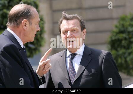 Der französische Präsident Jacques Chirac trifft sich mit dem deutschen Bundeskanzler Gerhard Schröder, der nach einem bilateralen Treffen am 10. Juni 2005 in Paris den Elysee-Palast verlässt. Großbritannien drohte am Freitag mit einem Veto gegen jegliche Maßnahmen zur Beendigung des EU-Haushaltsrabattes und kollidste mit Frankreich und Deutschland, die diesen Kompromiss vor dem Gipfel über die langfristigen Finanzen der Europäischen Union in der nächsten Woche forderten. Foto von Mousse/ABACA. Stockfoto