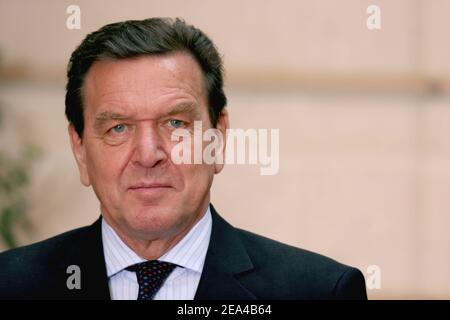 Bundeskanzler Gerhard Schröder wurde am 10. Juni 2005 von dem französischen Präsidenten Jacques Chirac im Pariser Elysee-Palast zu ihrem zweiten Treffen in einer Woche empfangen, während sie daran arbeiten, die Reihen vor einem EU-Gipfel am 16. Und 17. Juni zu schließen. Chirac und Schroeder appelliert an Schieß los., trotz der Niederlagen in Frankreich und den Niederlanden und der Aussetzung einer Volksabstimmung die europäische Verfassung zu ratifizieren. Foto von Mousse/ABACA. Stockfoto