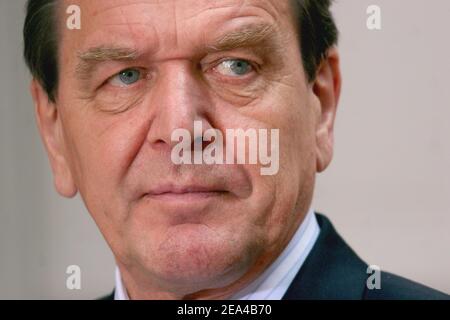 Bundeskanzler Gerhard Schröder wurde am 10. Juni 2005 von dem französischen Präsidenten Jacques Chirac im Pariser Elysee-Palast zu ihrem zweiten Treffen in einer Woche empfangen, während sie daran arbeiten, die Reihen vor einem EU-Gipfel am 16. Und 17. Juni zu schließen. Chirac und Schroeder appelliert an Schieß los., trotz der Niederlagen in Frankreich und den Niederlanden und der Aussetzung einer Volksabstimmung die europäische Verfassung zu ratifizieren. Foto von Mousse/ABACA. Stockfoto